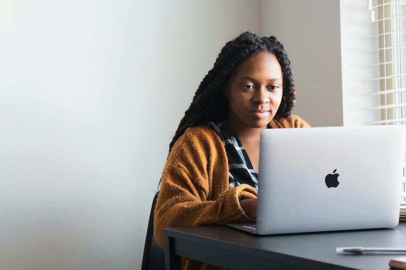A young woman signing up for sessions on her laptop